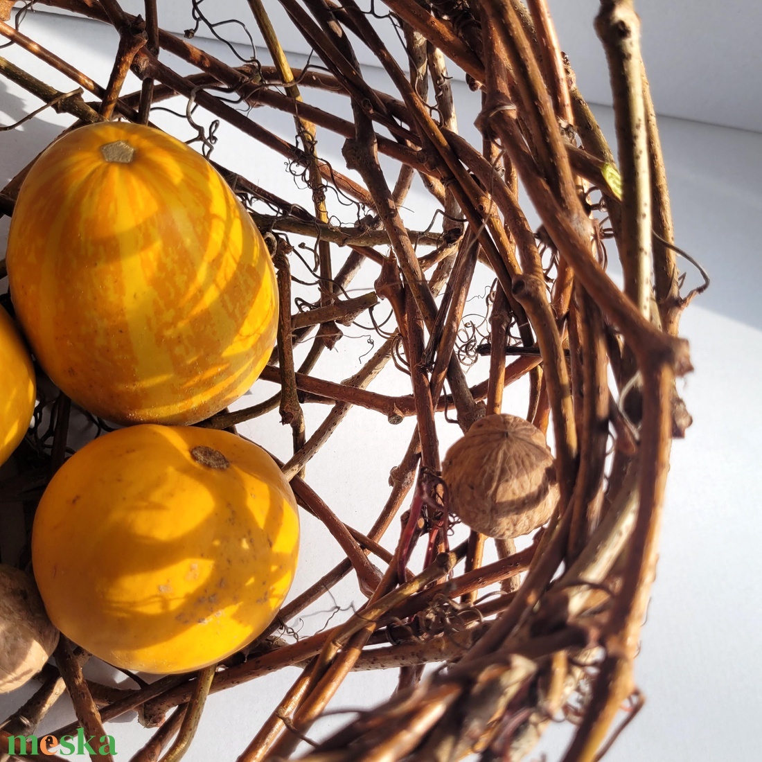 Kézműves vadszőlő kosár � természetes évszaknak megfelelő dekoráció (20�20 cm) - tavasz, nyár, ősz, tél - kellékek & szerszámok - dekorációs kellékek - vesszőlabda - Meska.hu
