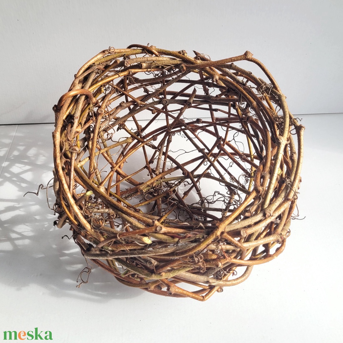 Kézműves vadszőlő kosár � természetes évszaknak megfelelő dekoráció (20�20 cm) - tavasz, nyár, ősz, tél - kellékek & szerszámok - dekorációs kellékek - vesszőlabda - Meska.hu