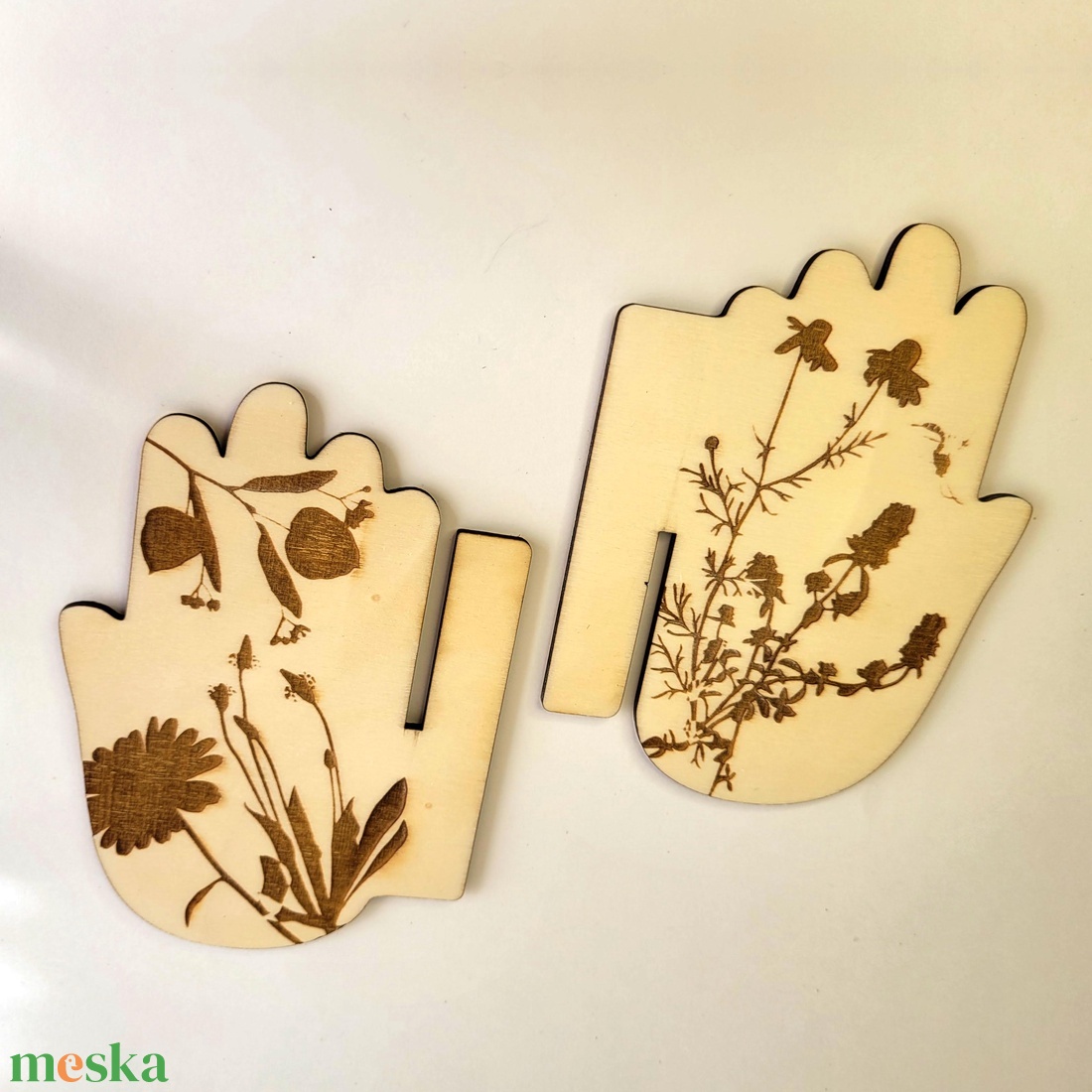 Kéz formájú fa papírzsebkendő kínáló � gravírozott gyógynövény motívumokkal, natúr kivitel - otthon & életmód - tárolás & rendszerezés - zsebkendőtartó - Meska.hu