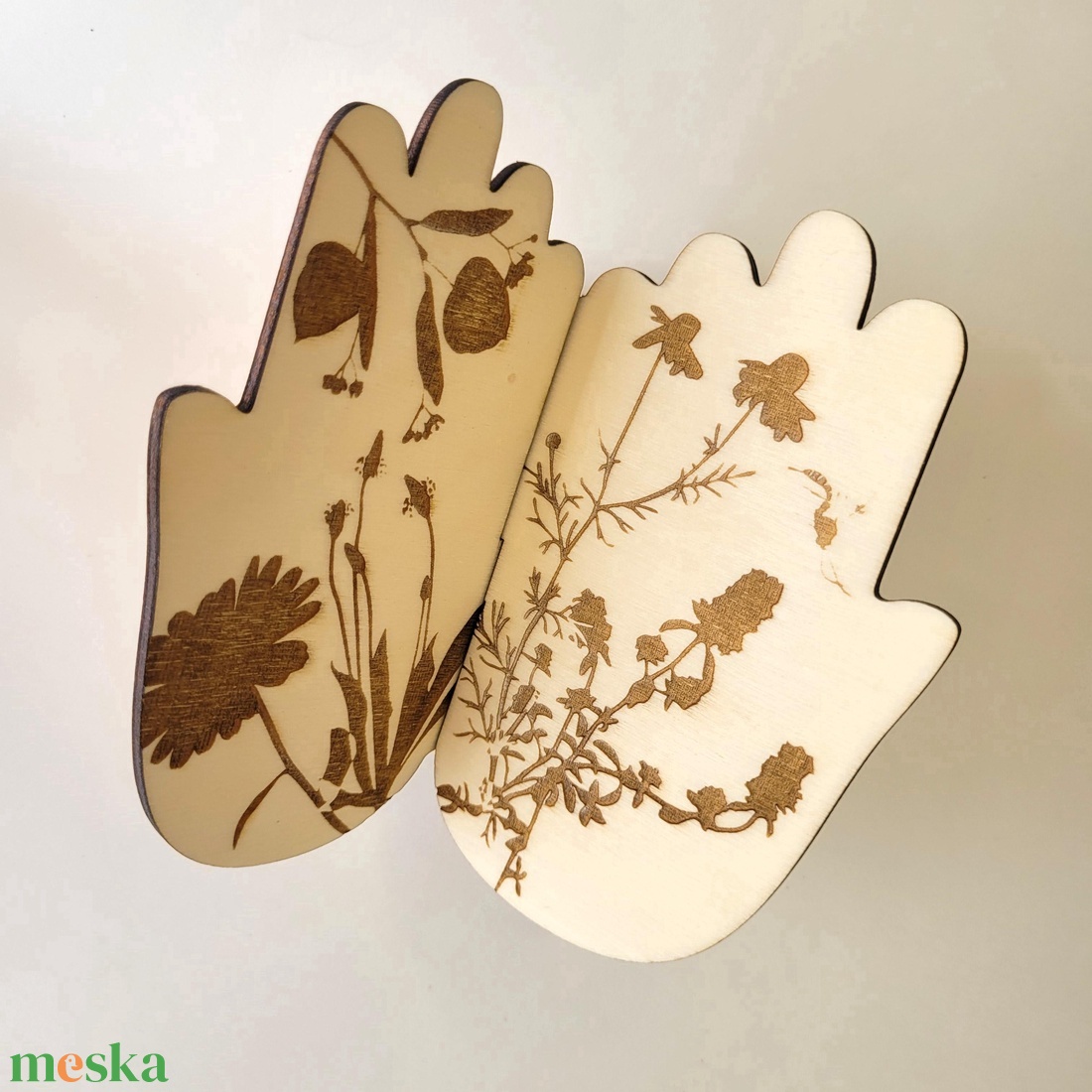 Kéz formájú fa papírzsebkendő kínáló � gravírozott gyógynövény motívumokkal, natúr kivitel - otthon & életmód - tárolás & rendszerezés - zsebkendőtartó - Meska.hu