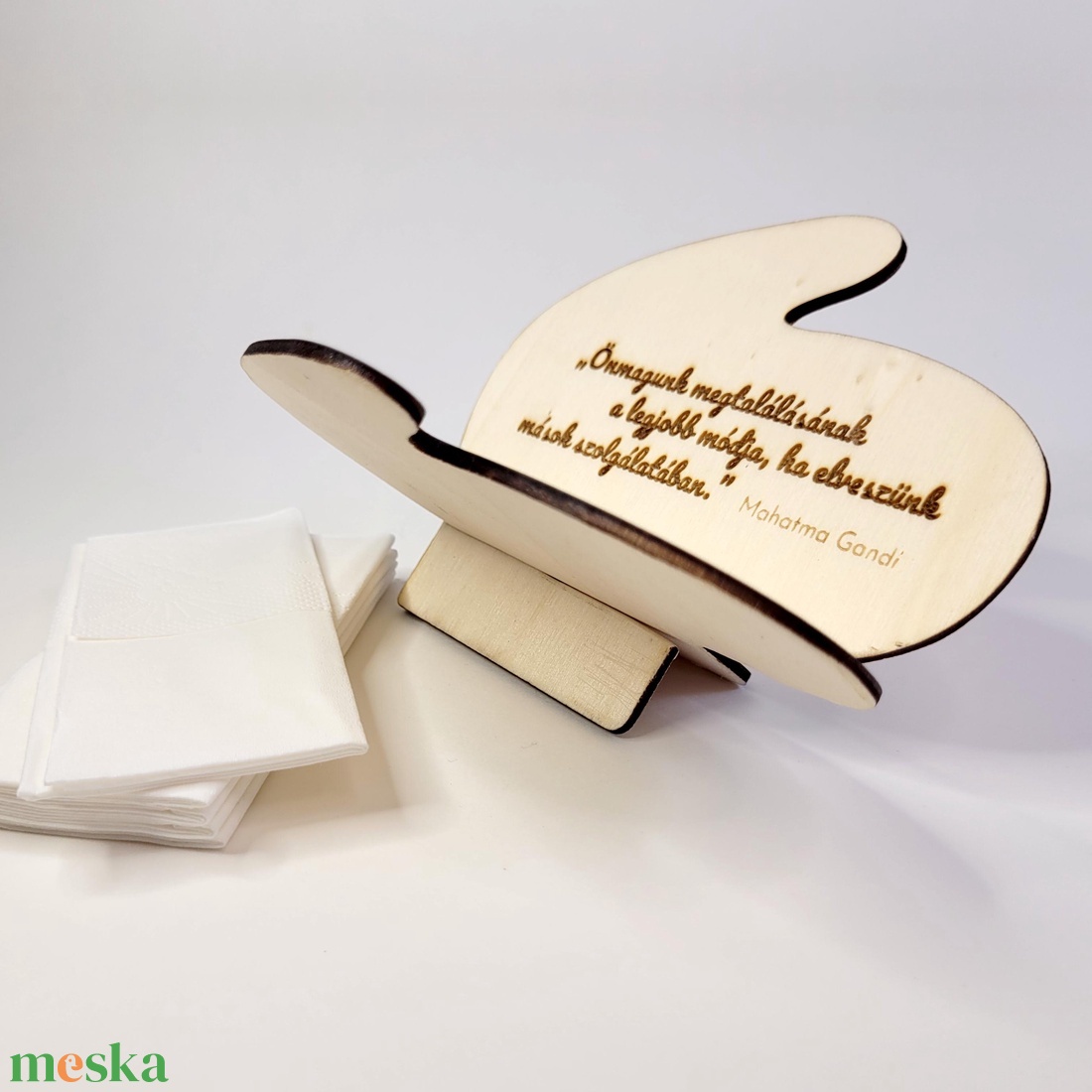 Kéz formájú fa papírzsebkendő kínáló � gravírozott gyógynövény motívumokkal, natúr kivitel - otthon & életmód - tárolás & rendszerezés - zsebkendőtartó - Meska.hu