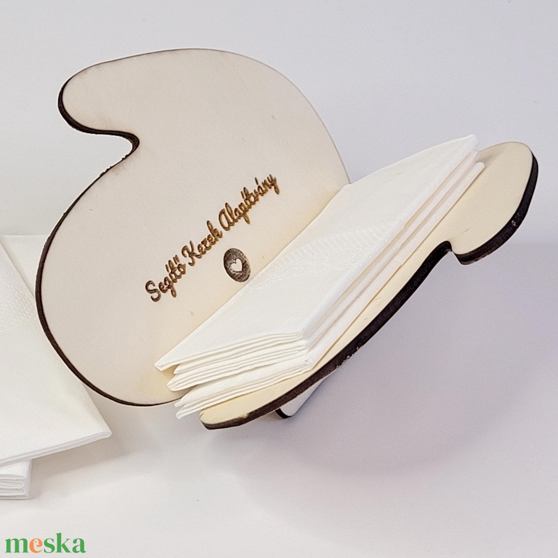 Kéz formájú fa papírzsebkendő kínáló � gravírozott gyógynövény motívumokkal, natúr kivitel - otthon & életmód - tárolás & rendszerezés - zsebkendőtartó - Meska.hu