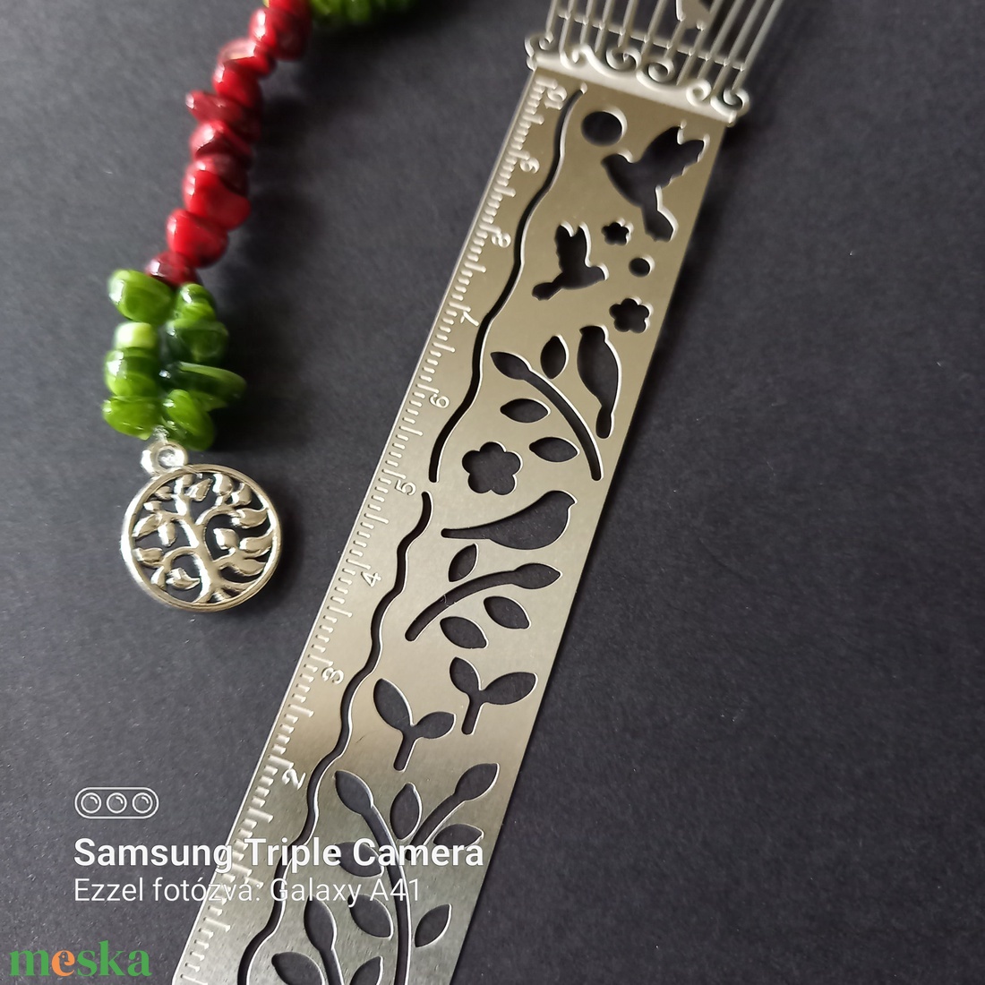 Piros/ zöld színű akril gyöngyökkel egyedileg díszített fém könyvjelző  - könyv & zene - könyvjelző - Meska.hu
