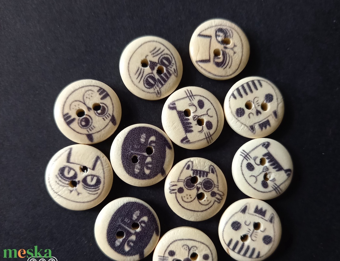 Cicás mintájú 1,5 cm átmérőjű fa gomb, dekorációs alapanyag, kellék csomag  - kellékek & szerszámok - hobby fa alapanyag - egyéb fatermék - Meska.hu