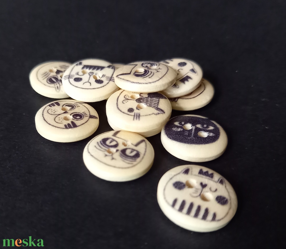 Cicás mintájú 1,5 cm átmérőjű fa gomb, dekorációs alapanyag, kellék csomag  - kellékek & szerszámok - hobby fa alapanyag - egyéb fatermék - Meska.hu