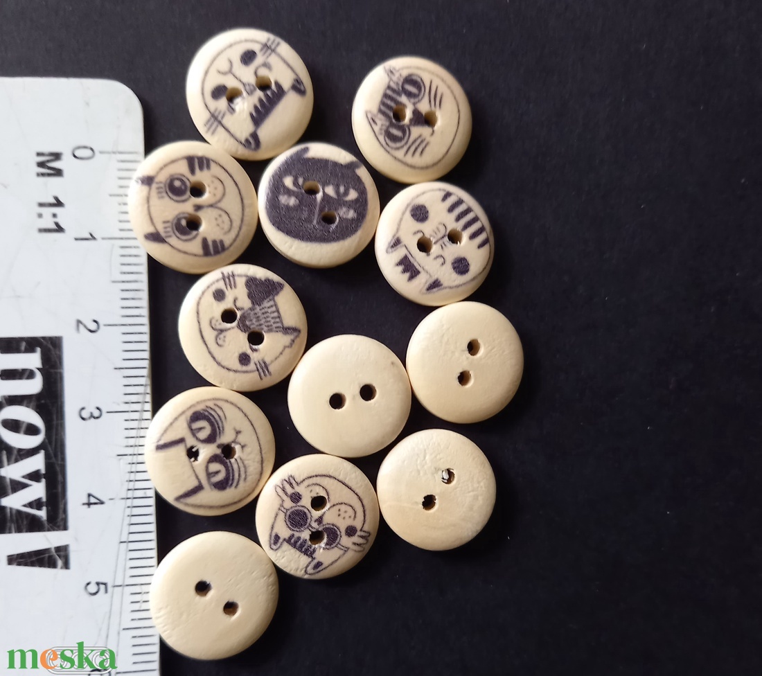 Cicás mintájú 1,5 cm átmérőjű fa gomb, dekorációs alapanyag, kellék csomag  - kellékek & szerszámok - hobby fa alapanyag - egyéb fatermék - Meska.hu