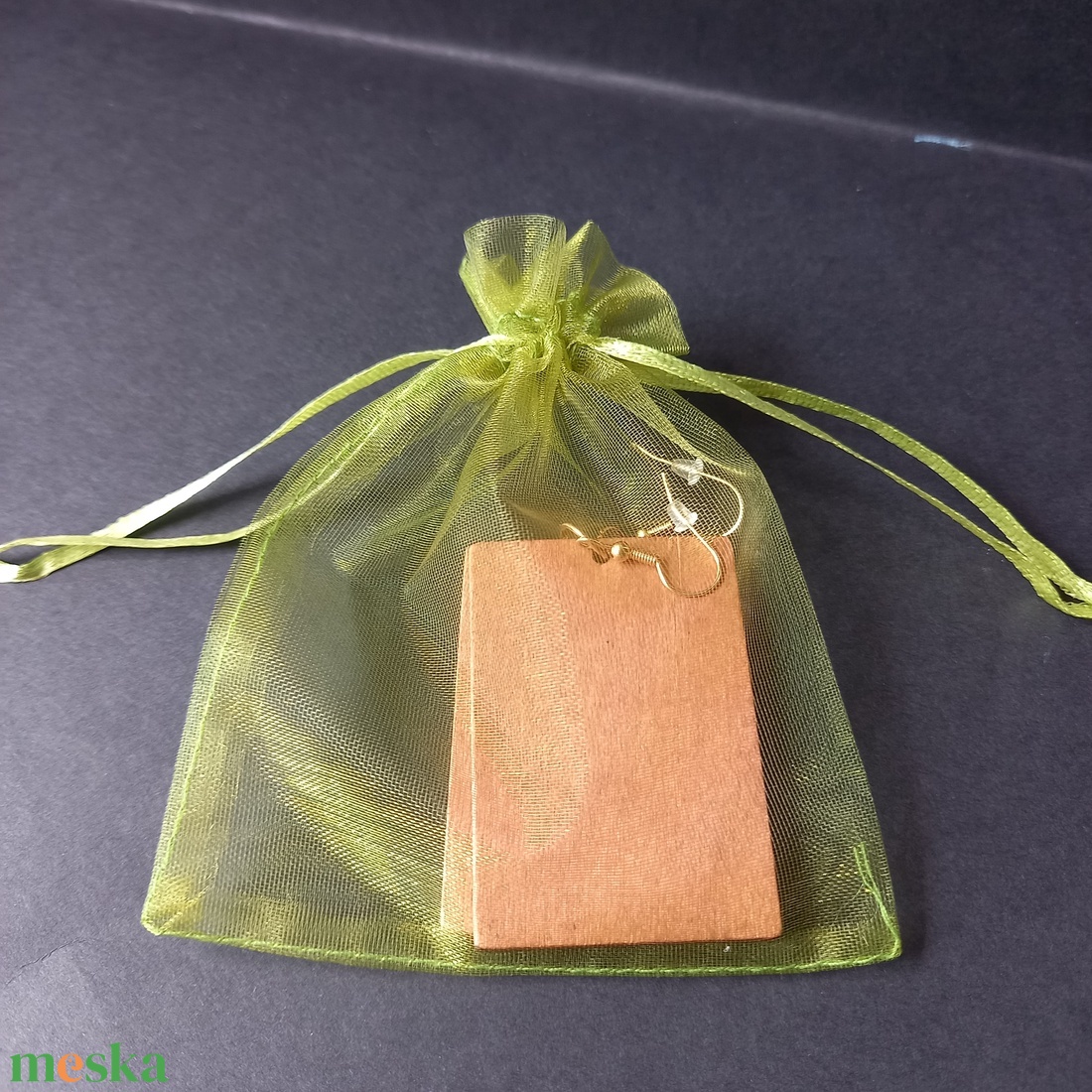 Szögletes fa fülbevaló pár organza tasakban  - ékszer - fülbevaló - lógó fülbevaló - Meska.hu
