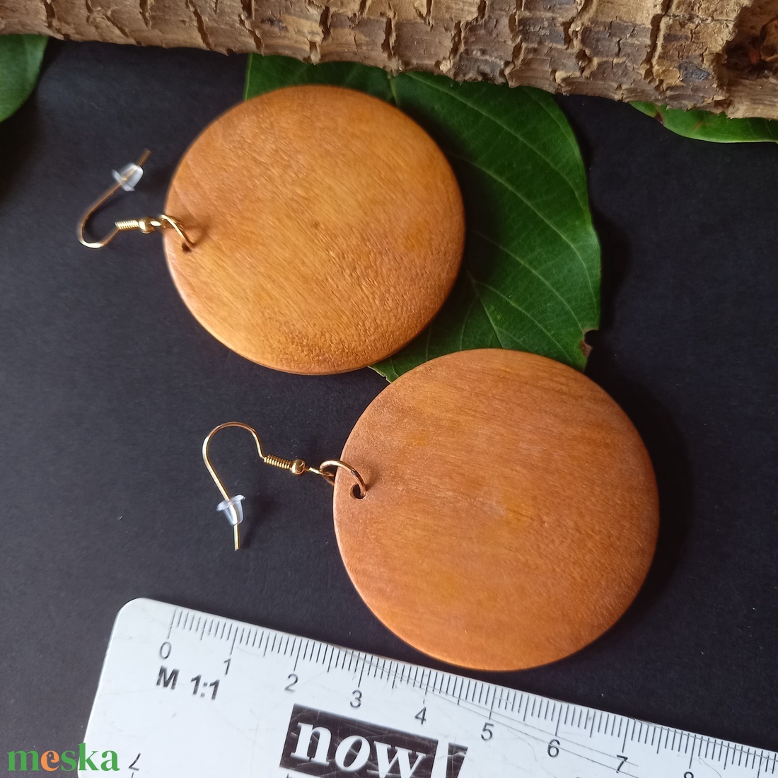 Korong formájú tömör fa fülbevaló barna színben  - ékszer - fülbevaló - karika fülbevaló - Meska.hu