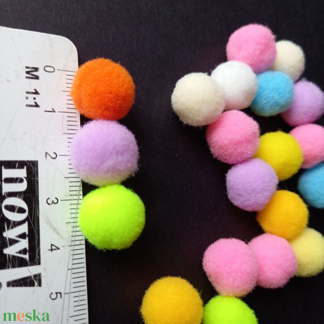 1,3 cm átmérőjű színes textil pom-ponok dekoráláshoz  - kellékek & szerszámok - dekorációs kellékek - egyéb kellékek - Meska.hu