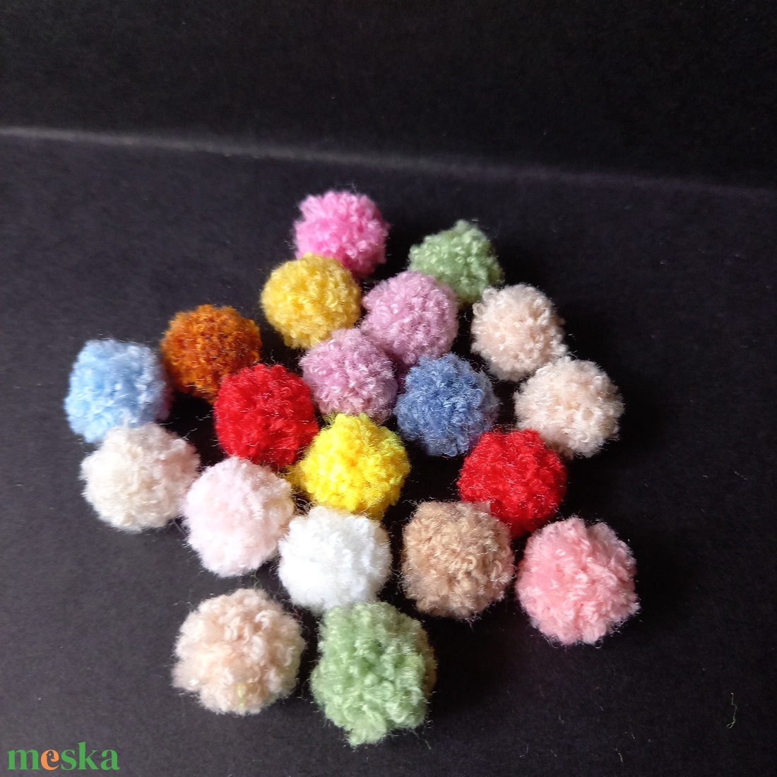 2 cm átmérőjű bolyhos színes textil pom-ponok dekoráláshoz  - kellékek & szerszámok - dekorációs kellékek - egyéb kellékek - Meska.hu