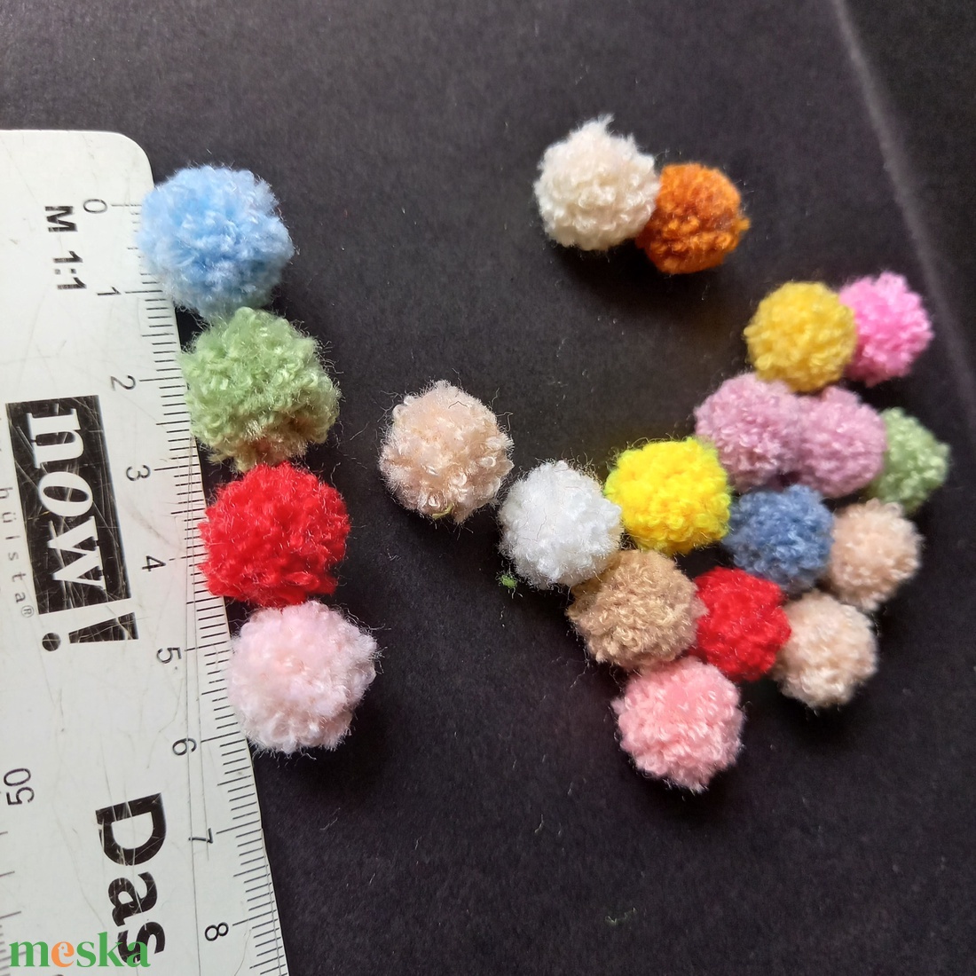 2 cm átmérőjű bolyhos színes textil pom-ponok dekoráláshoz  - kellékek & szerszámok - dekorációs kellékek - egyéb kellékek - Meska.hu