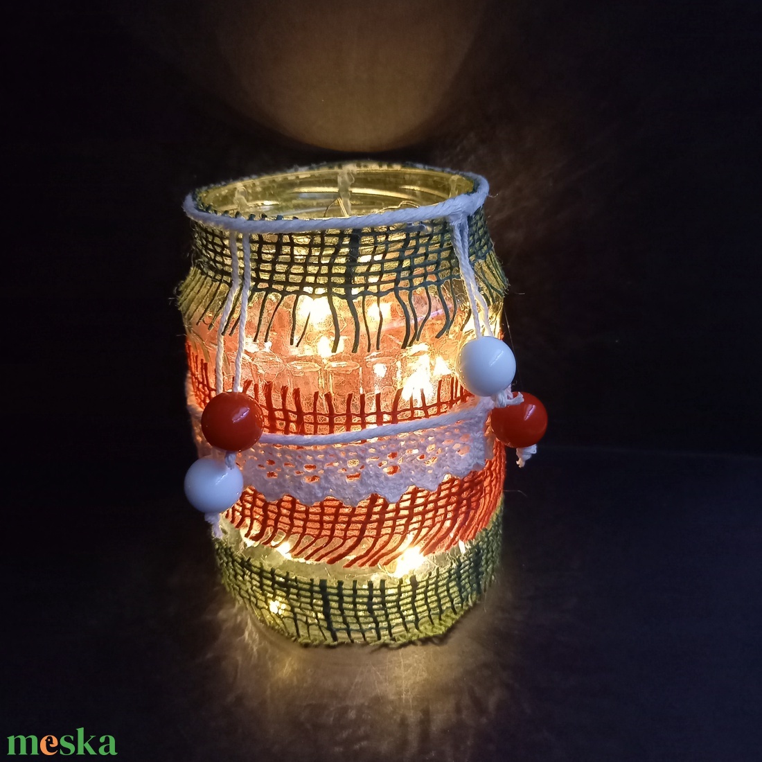 Egyedileg díszített üveg lámpás fényfüzérrel  - otthon & életmód - lámpa - asztali lámpa - Meska.hu