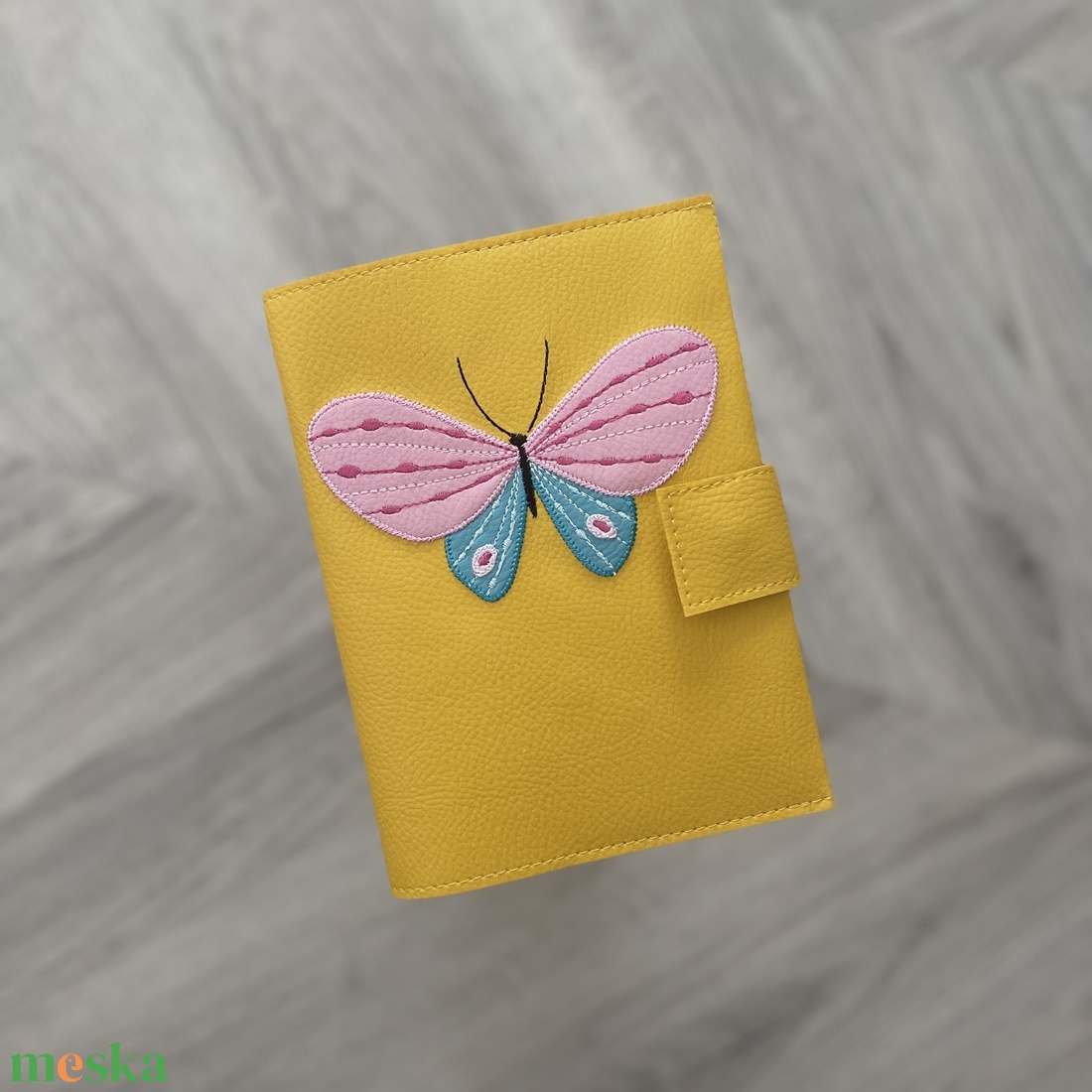 Sárga pillangós műbőr egészségügyi kiskönyv borító - táska & tok - pénztárca & más tok - kártyatartó & irattartó - Meska.hu