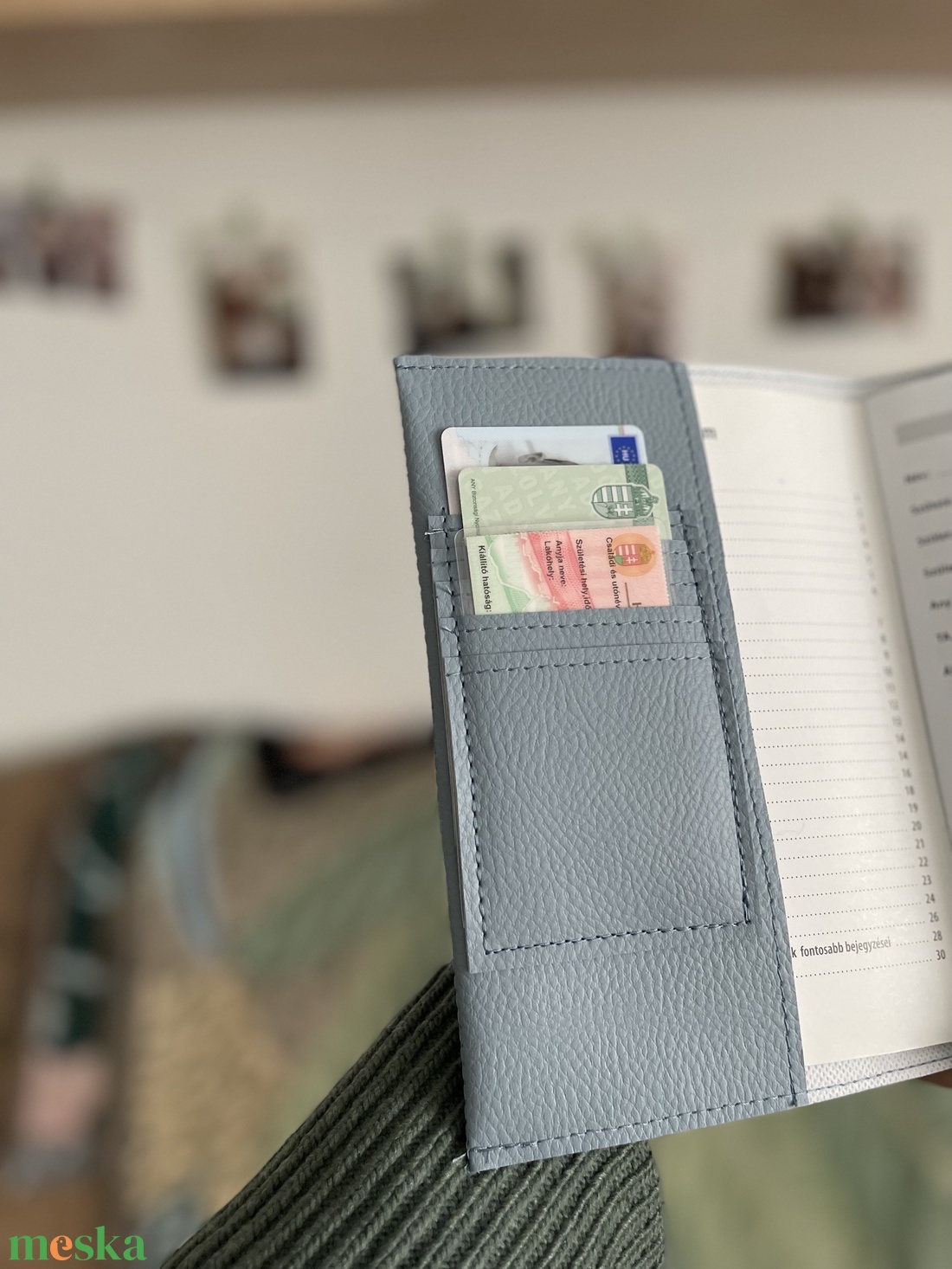 Acélkék alapon repülő mintás baba egészségügyi kiskönyv- és irattartó névvel hímezve - táska & tok - pénztárca & más tok - kártyatartó & irattartó - Meska.hu