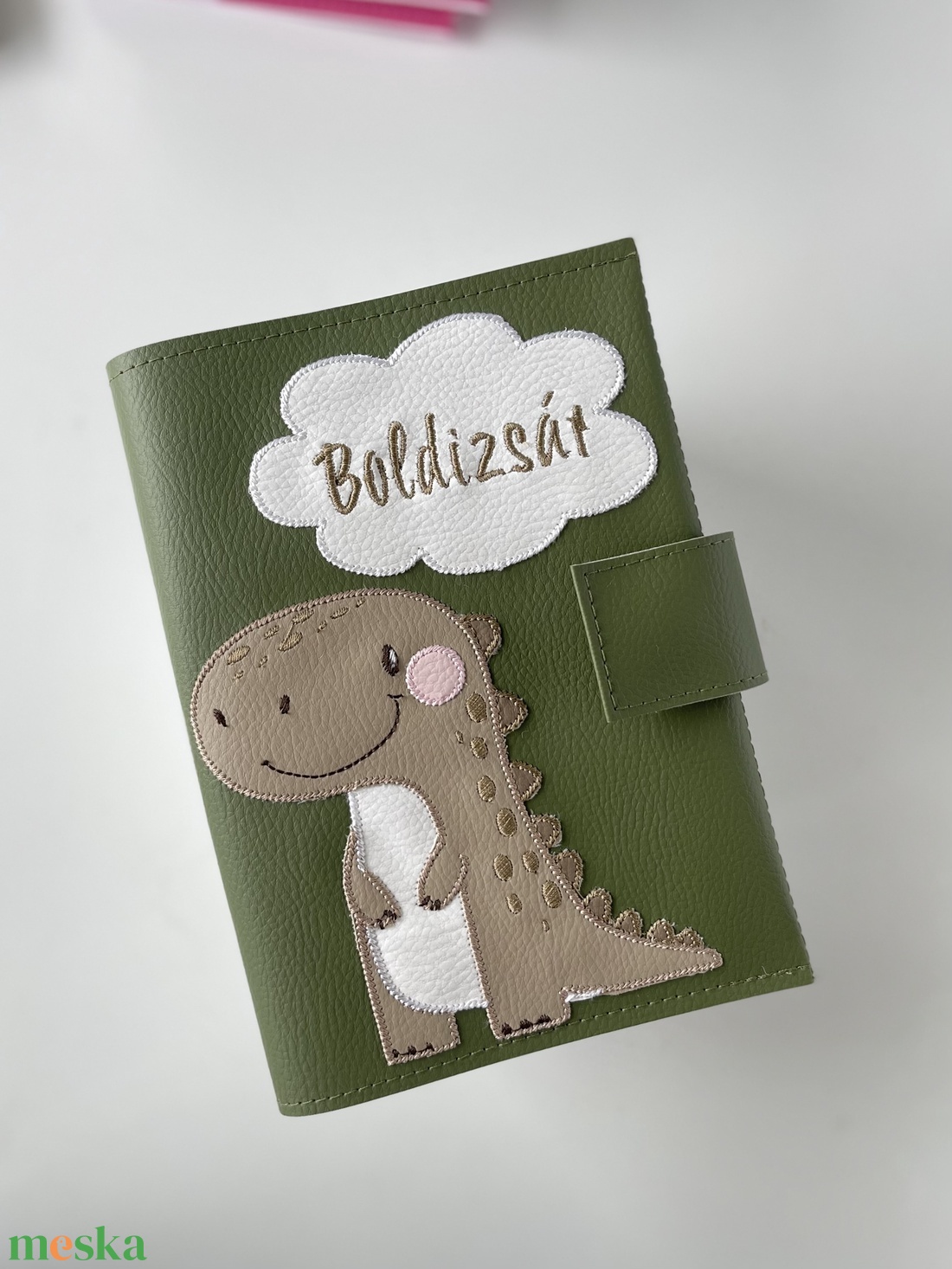 Keki zöld alapon dínó mintás egészségügyi kiskönyv borító és irattartó névhímzéssel - otthon & életmód - papír, írószer - egészségügyi kiskönyv borító - Meska.hu