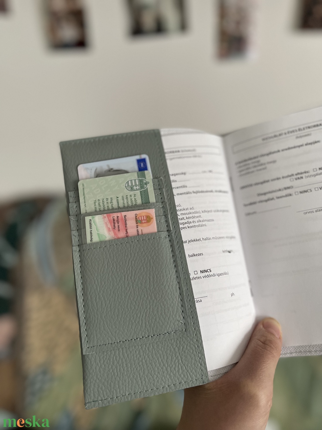 Keki zöld alapon dínó mintás egészségügyi kiskönyv borító és irattartó névhímzéssel - otthon & életmód - papír, írószer - egészségügyi kiskönyv borító - Meska.hu