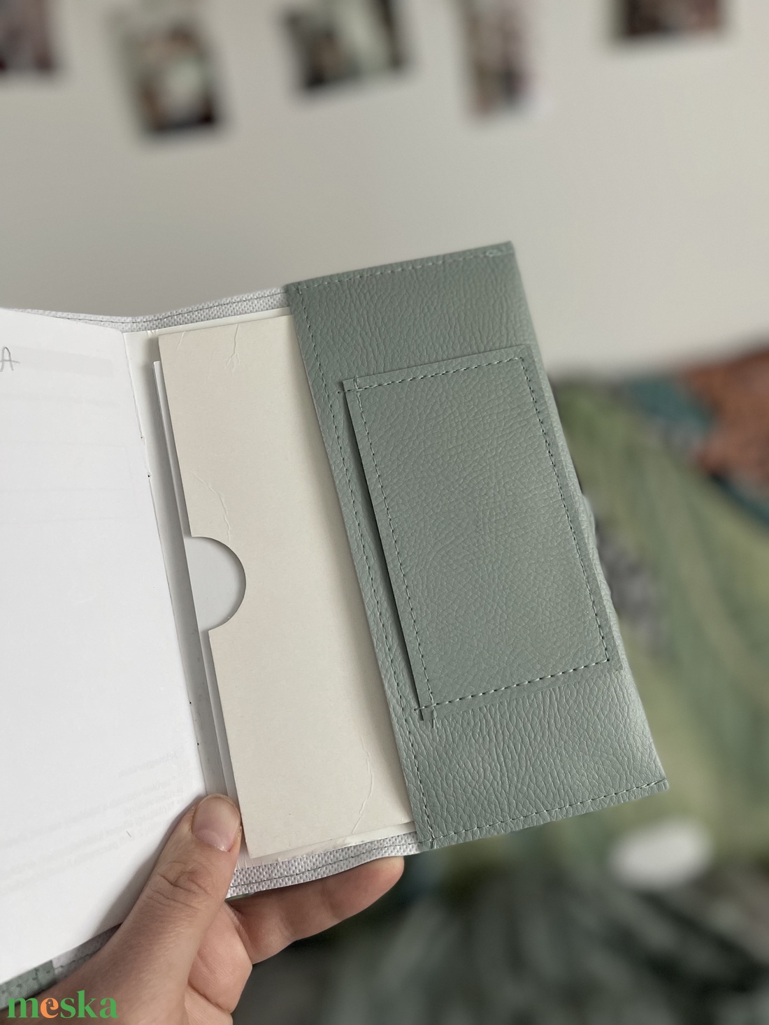 Keki zöld alapon dínó mintás egészségügyi kiskönyv borító és irattartó névhímzéssel - otthon & életmód - papír, írószer - egészségügyi kiskönyv borító - Meska.hu