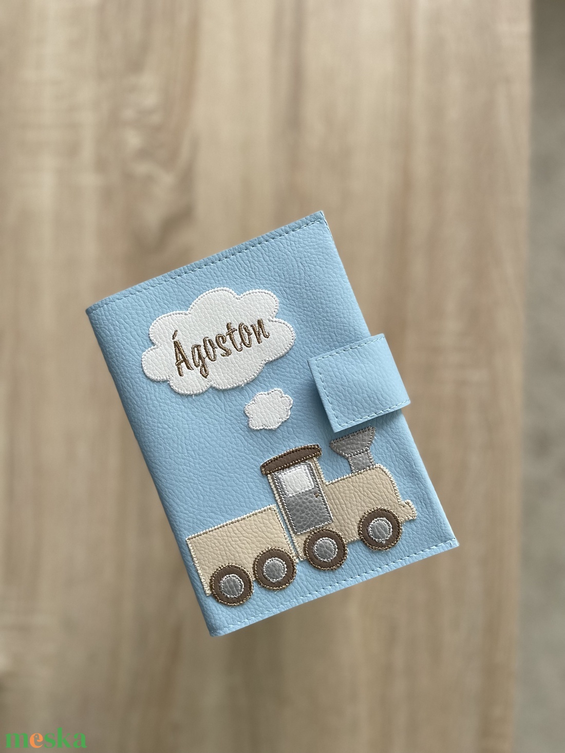 Világoskék alapon vonat mintás egészségügyi kiskönyv borító és irattartó műbőrből névhímzéssel - otthon & életmód - papír, írószer - egészségügyi kiskönyv borító - Meska.hu