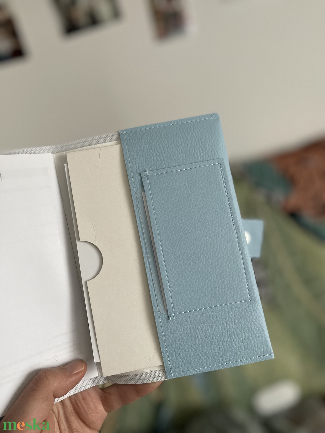 Világoskék alapon vonat mintás egészségügyi kiskönyv borító és irattartó műbőrből névhímzéssel - otthon & életmód - papír, írószer - egészségügyi kiskönyv borító - Meska.hu