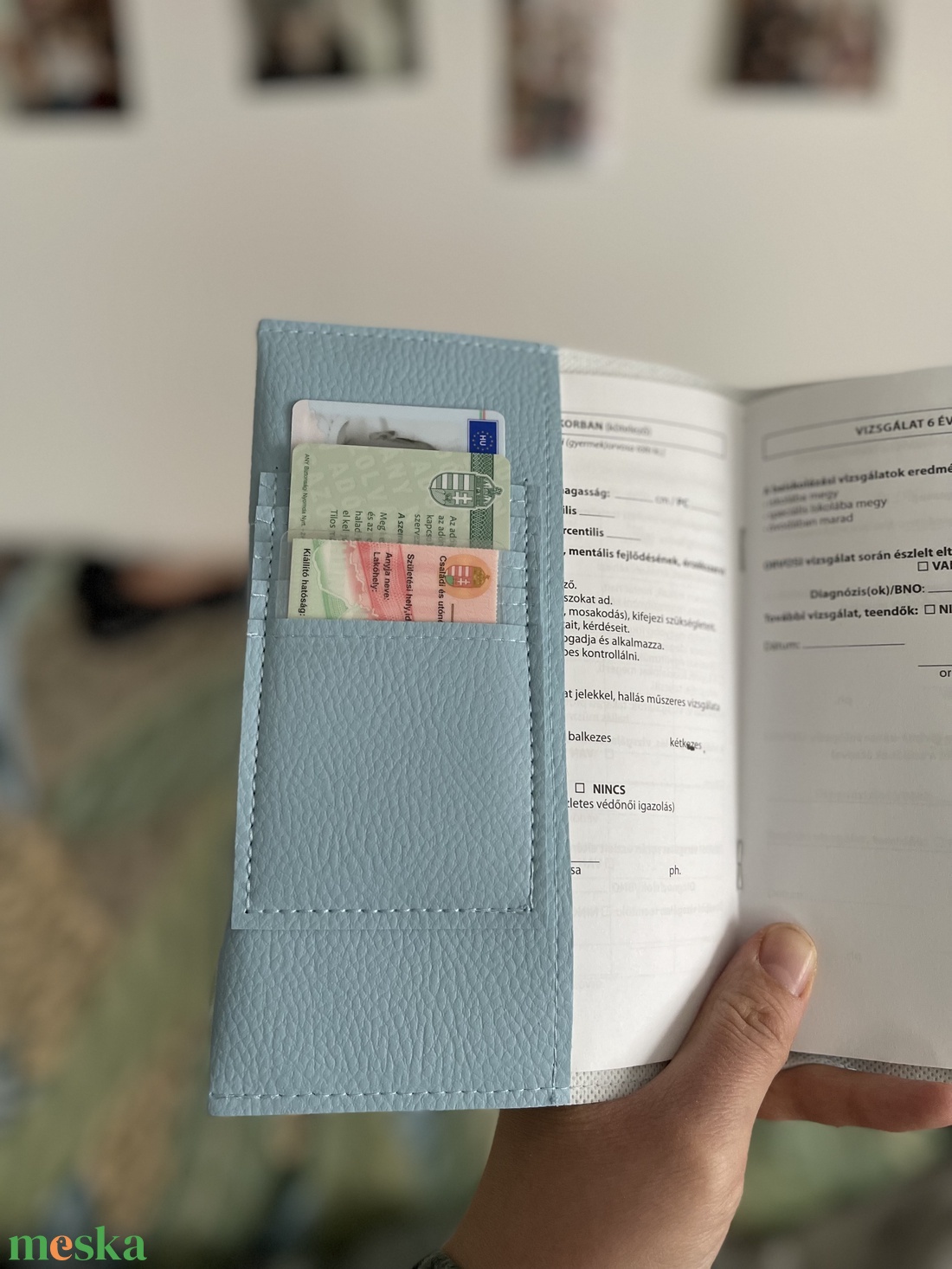 Világoskék alapon vonat mintás egészségügyi kiskönyv borító és irattartó műbőrből névhímzéssel - otthon & életmód - papír, írószer - egészségügyi kiskönyv borító - Meska.hu