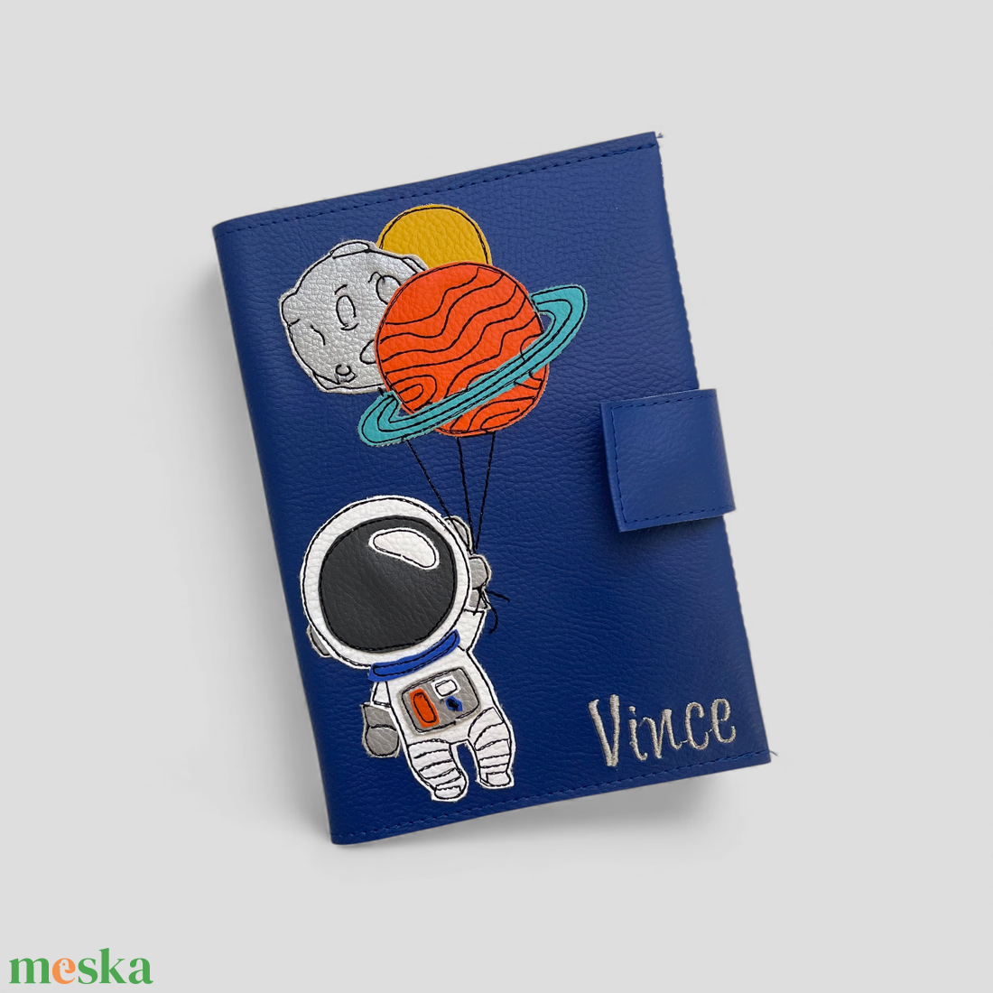 Sötétkék alapon asztronauta mintás egészségügyi kiskönyv borító és irattartó névhímzéssel - otthon & életmód - papír, írószer - egészségügyi kiskönyv borító - Meska.hu
