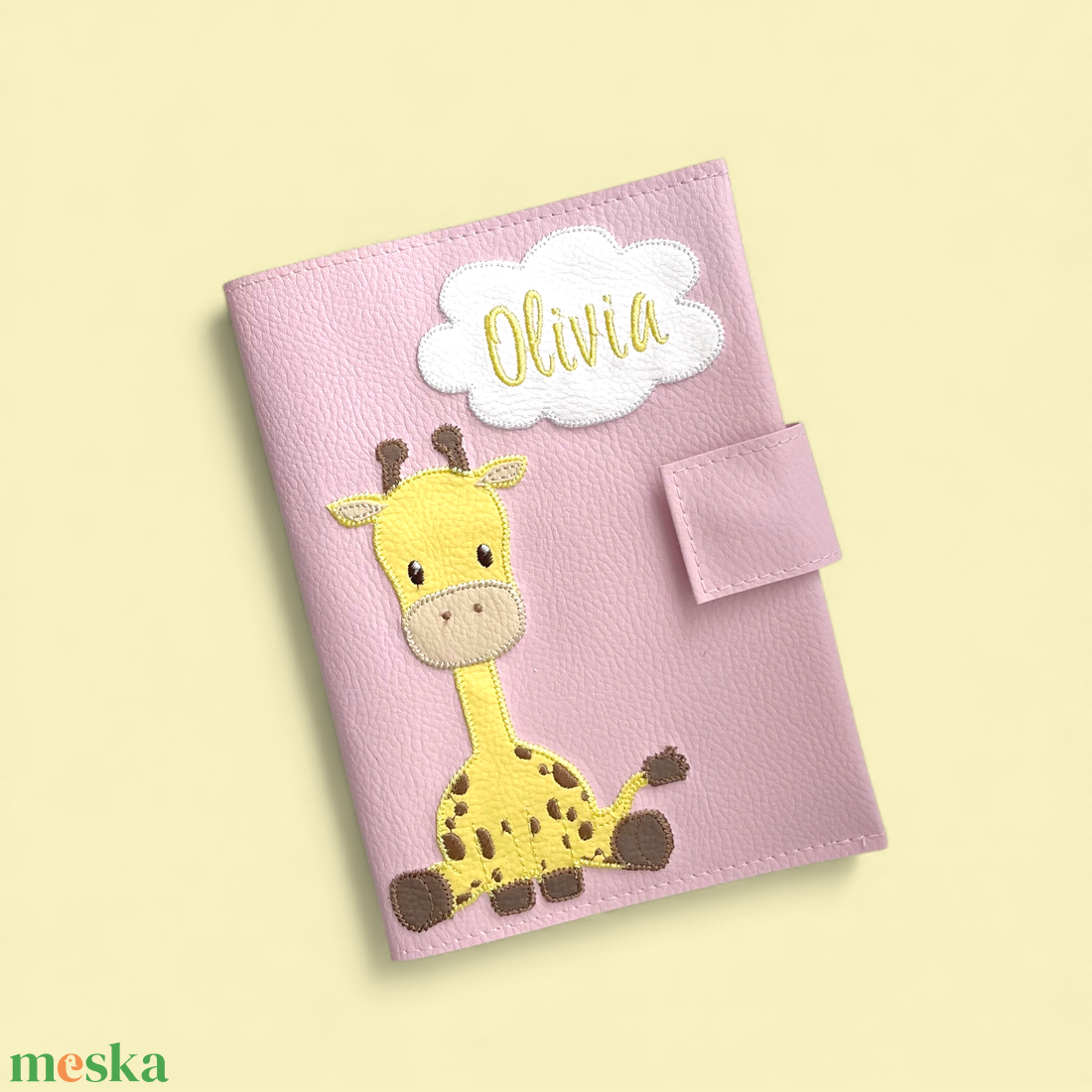 Púder alapon pasztell zsiráfos egészségügyi kiskönyv borító és irattartó névhímzéssel - otthon & életmód - papír, írószer - egészségügyi kiskönyv borító - Meska.hu