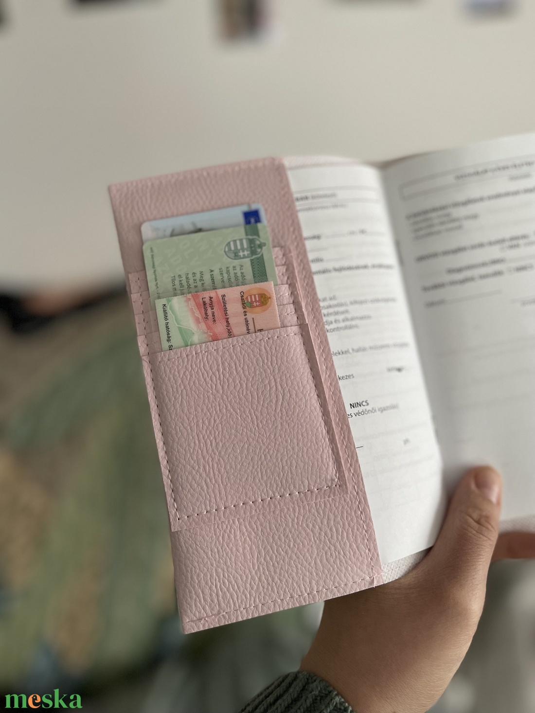 Púder alapon pasztell zsiráfos egészségügyi kiskönyv borító és irattartó névhímzéssel - otthon & életmód - papír, írószer - egészségügyi kiskönyv borító - Meska.hu