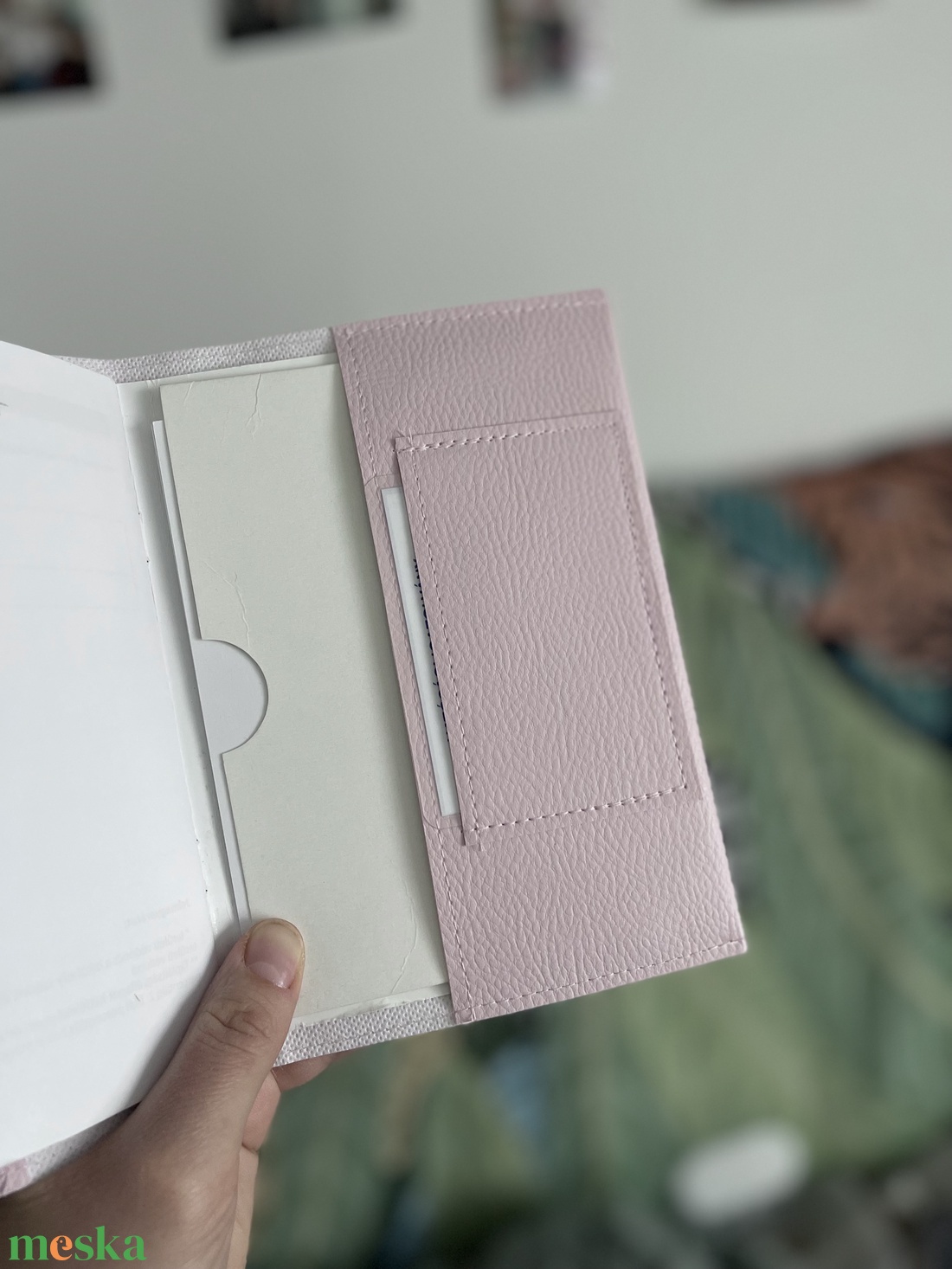 Púder alapon pasztell zsiráfos egészségügyi kiskönyv borító és irattartó névhímzéssel - otthon & életmód - papír, írószer - egészségügyi kiskönyv borító - Meska.hu