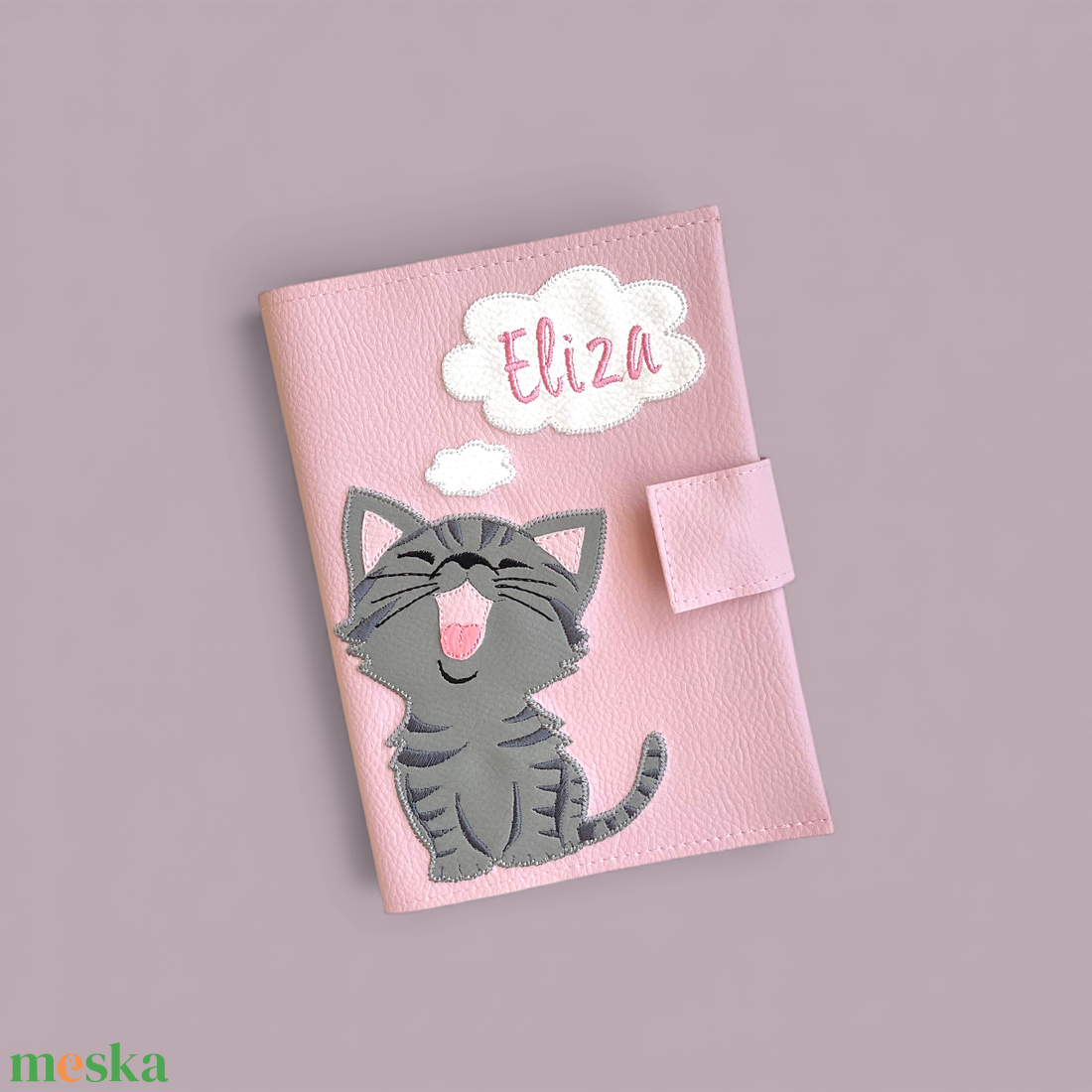 Púder alapon ásító cica mintás egészségügyi kiskönyv borító és irattartó névhímzéssel - otthon & életmód - papír, írószer - egészségügyi kiskönyv borító - Meska.hu