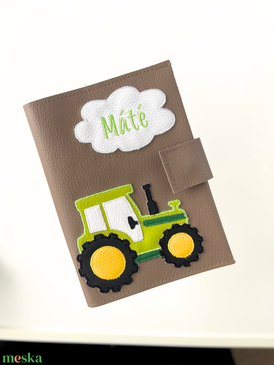 Taupe alapon traktor mintás baba egészségügyi kiskönyv borító - táska & tok - pénztárca & más tok - kártyatartó & irattartó - Meska.hu