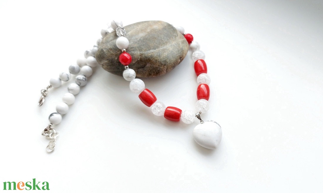 Szívemből - korall, hegyikristály, howlit ásvány nyaklánc, howlit szív medállal - ékszer - nyaklánc - gyöngyös nyaklánc - Meska.hu