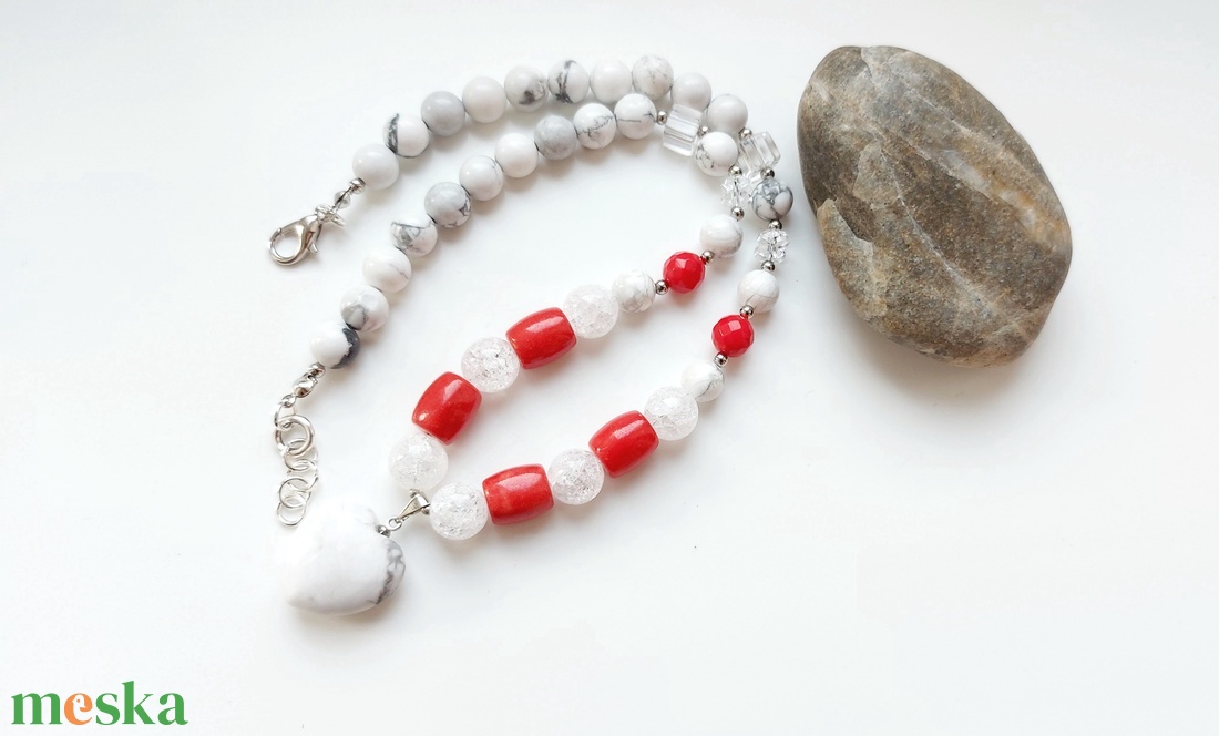 Szívemből - korall, hegyikristály, howlit ásvány nyaklánc, howlit szív medállal - ékszer - nyaklánc - gyöngyös nyaklánc - Meska.hu