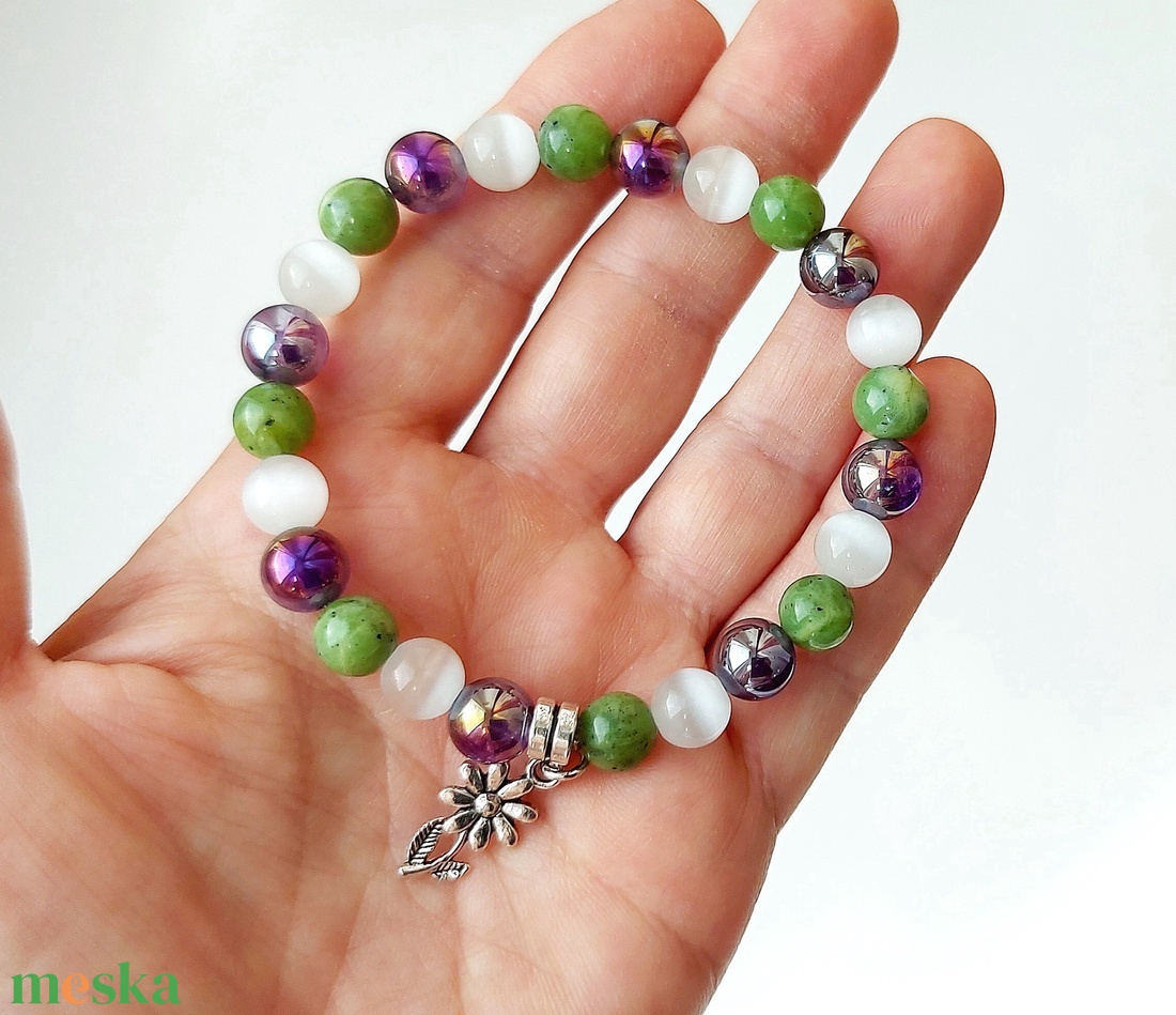 Tavaszi virágok - ametiszt aurakvarc, jáde, macskaszem ásványkarkötő virág medállal - ékszer - karkötő - gyöngyös karkötő - Meska.hu