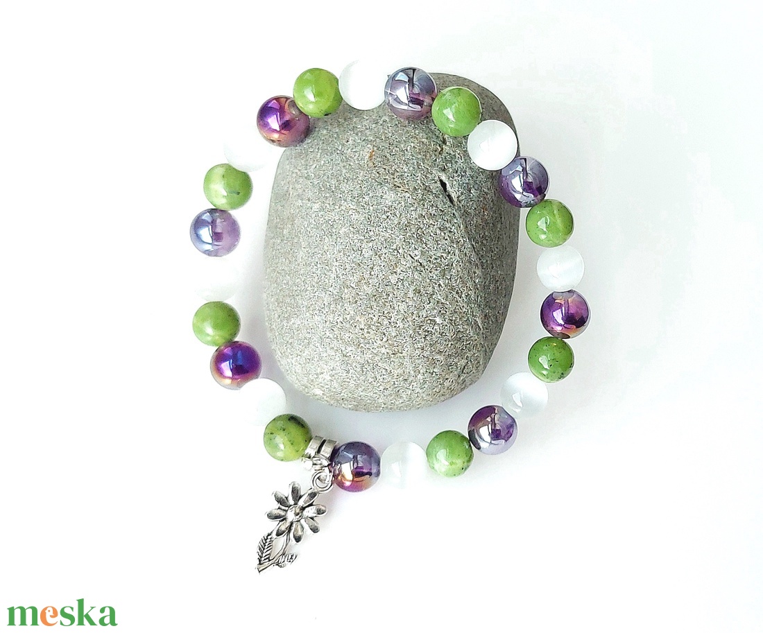 Tavaszi virágok - ametiszt aurakvarc, jáde, macskaszem ásványkarkötő virág medállal - ékszer - karkötő - gyöngyös karkötő - Meska.hu