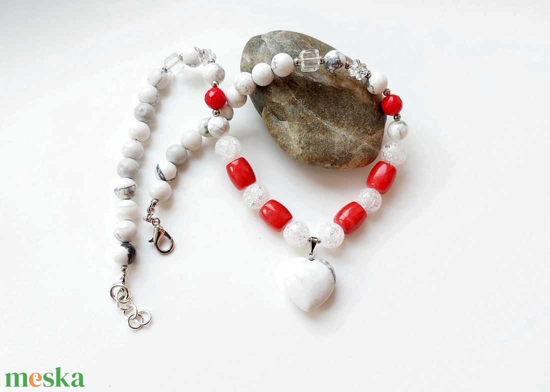 Szívemből - korall, hegyikristály, howlit ásvány nyaklánc, howlit szív medállal - ékszer - nyaklánc - gyöngyös nyaklánc - Meska.hu
