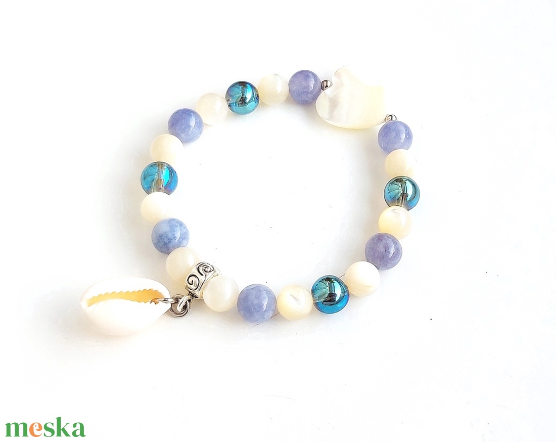 Tengerparton - akvamarin, aura kvarc, kagyló gyöngy ásványkarkötő medállal - ékszer - karkötő - gyöngyös karkötő - Meska.hu