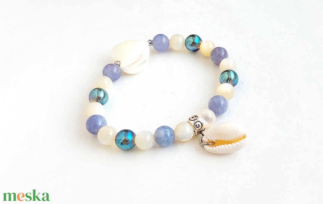 Tengerparton - akvamarin, aura kvarc, kagyló gyöngy ásványkarkötő medállal - ékszer - karkötő - gyöngyös karkötő - Meska.hu