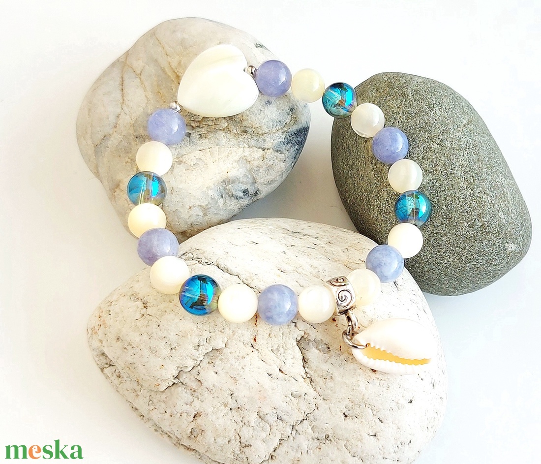 Tengerparton - akvamarin, aura kvarc, kagyló gyöngy ásványkarkötő medállal - ékszer - karkötő - gyöngyös karkötő - Meska.hu