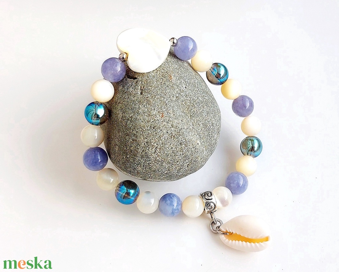 Tengerparton - akvamarin, aura kvarc, kagyló gyöngy ásványkarkötő medállal - ékszer - karkötő - gyöngyös karkötő - Meska.hu