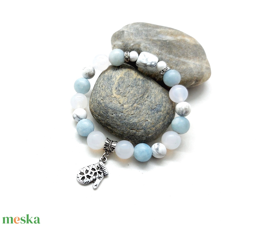 Fázós reggel - achát, howlit ásványkarkötő, kesztyű medállal - ékszer - karkötő - ásványkarkötő - Meska.hu