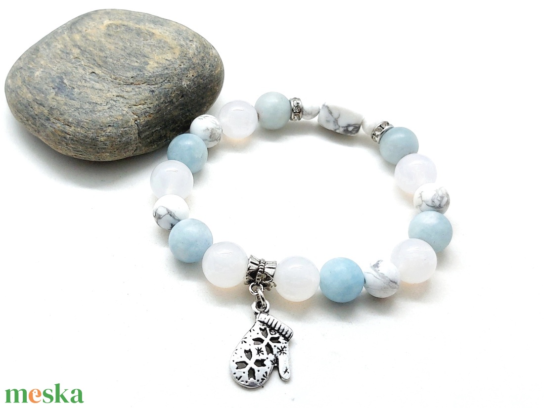 Fázós reggel - achát, howlit ásványkarkötő, kesztyű medállal - ékszer - karkötő - ásványkarkötő - Meska.hu