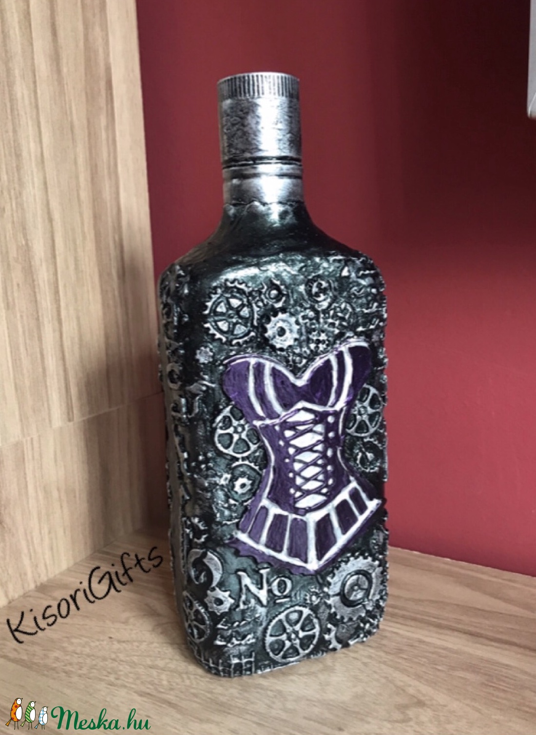 Legénybúcsúra, születésnapra steampunk whiskey-s üveg (0,7 L) metál méregzöld - lila - otthon & életmód - dekoráció - asztal és polc dekoráció - díszüveg - Meska.hu Legénybúcsúra, születésnapra steampunk whiskey-s üveg (0,7 L) metál méregzöld - lila - otthon & életmód - dekoráció - asztal és polc dekoráció - díszüveg - Meska.hu