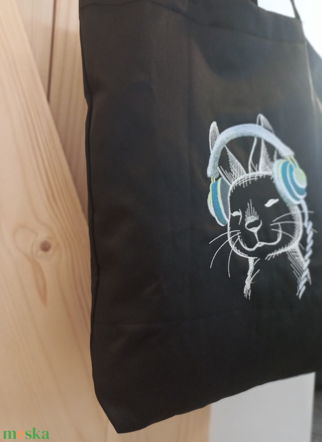 Hímzett vászontáska / fülhallgatós nyuszi - táska & tok - bevásárlás & shopper táska - kenyeres zsák - Meska.hu