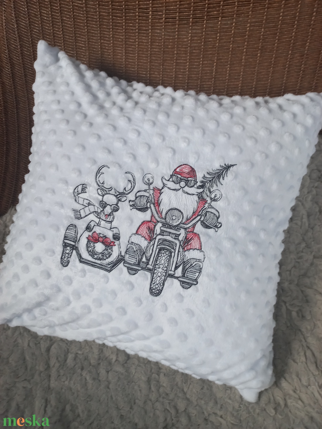Motoros télapós díszpárna- feher - otthon & életmód - lakástextil - párna & párnahuzat - Meska.hu