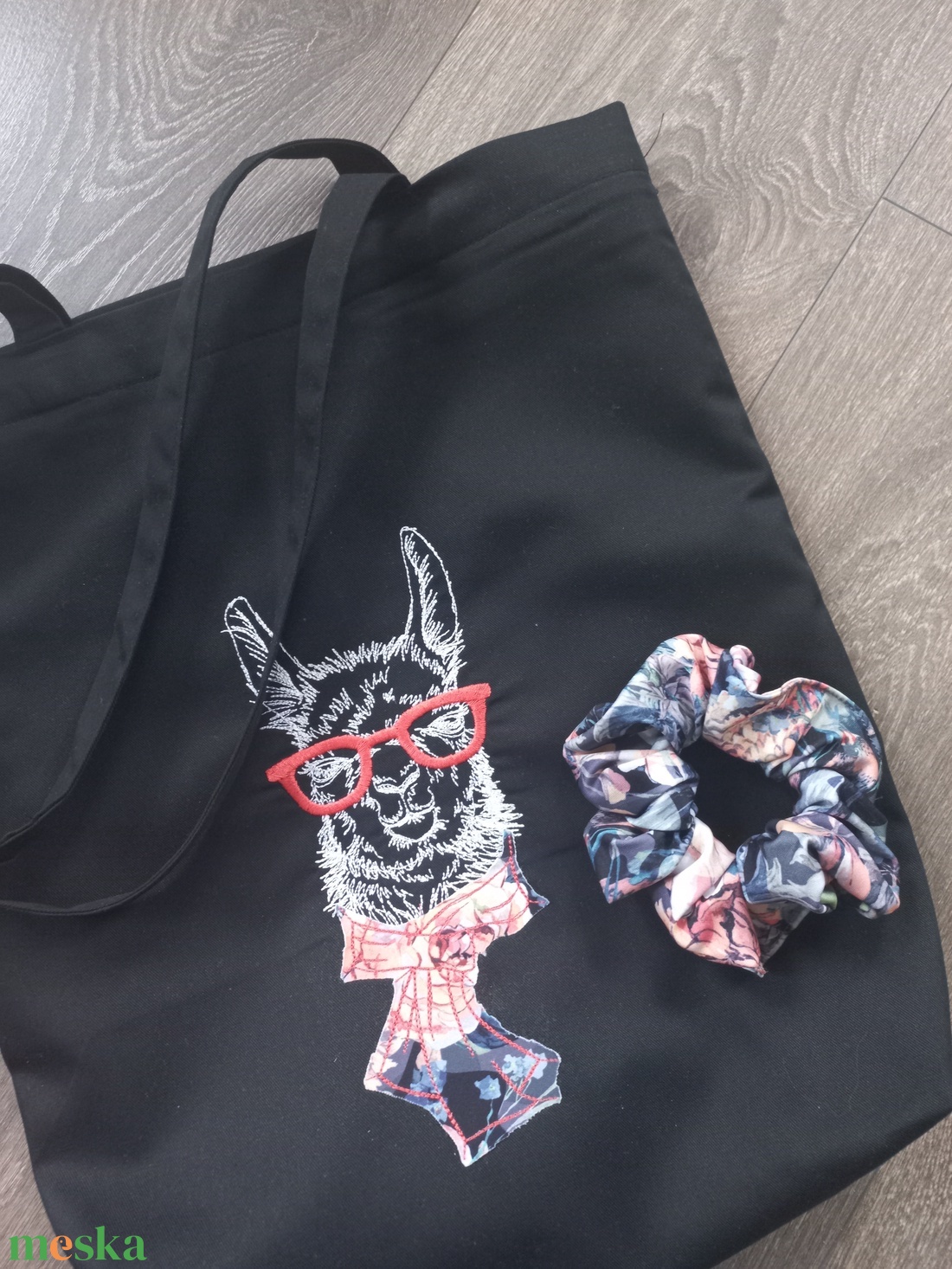 Hímzett vászontáska hajgumival / virágos láma - táska & tok - bevásárlás & shopper táska - kenyeres zsák - Meska.hu Hímzett vászontáska hajgumival / virágos láma - táska & tok - bevásárlás & shopper táska - kenyeres zsák - Meska.hu