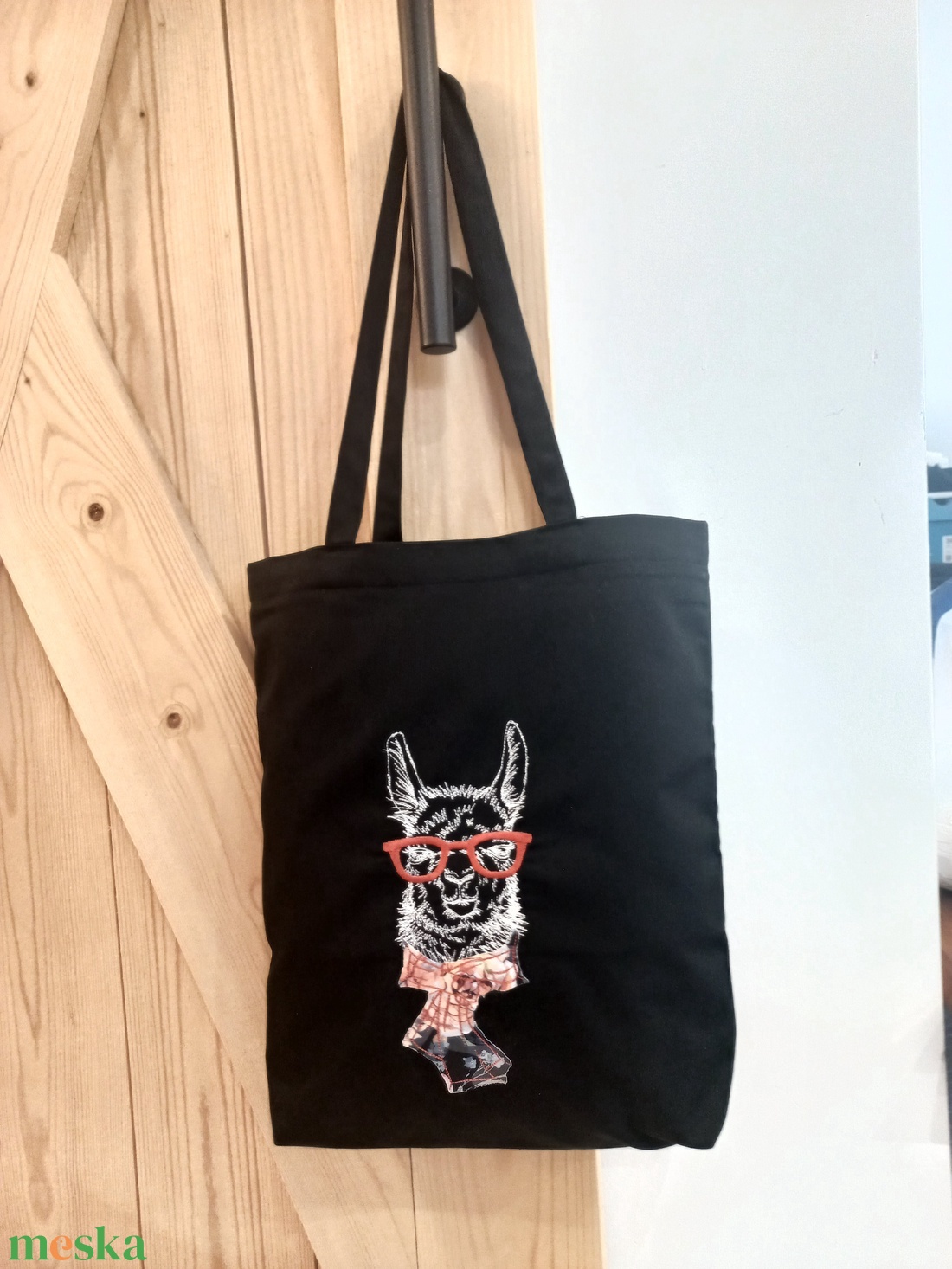 Hímzett vászontáska hajgumival / virágos láma - táska & tok - bevásárlás & shopper táska - kenyeres zsák - Meska.hu Hímzett vászontáska hajgumival / virágos láma - táska & tok - bevásárlás & shopper táska - kenyeres zsák - Meska.hu