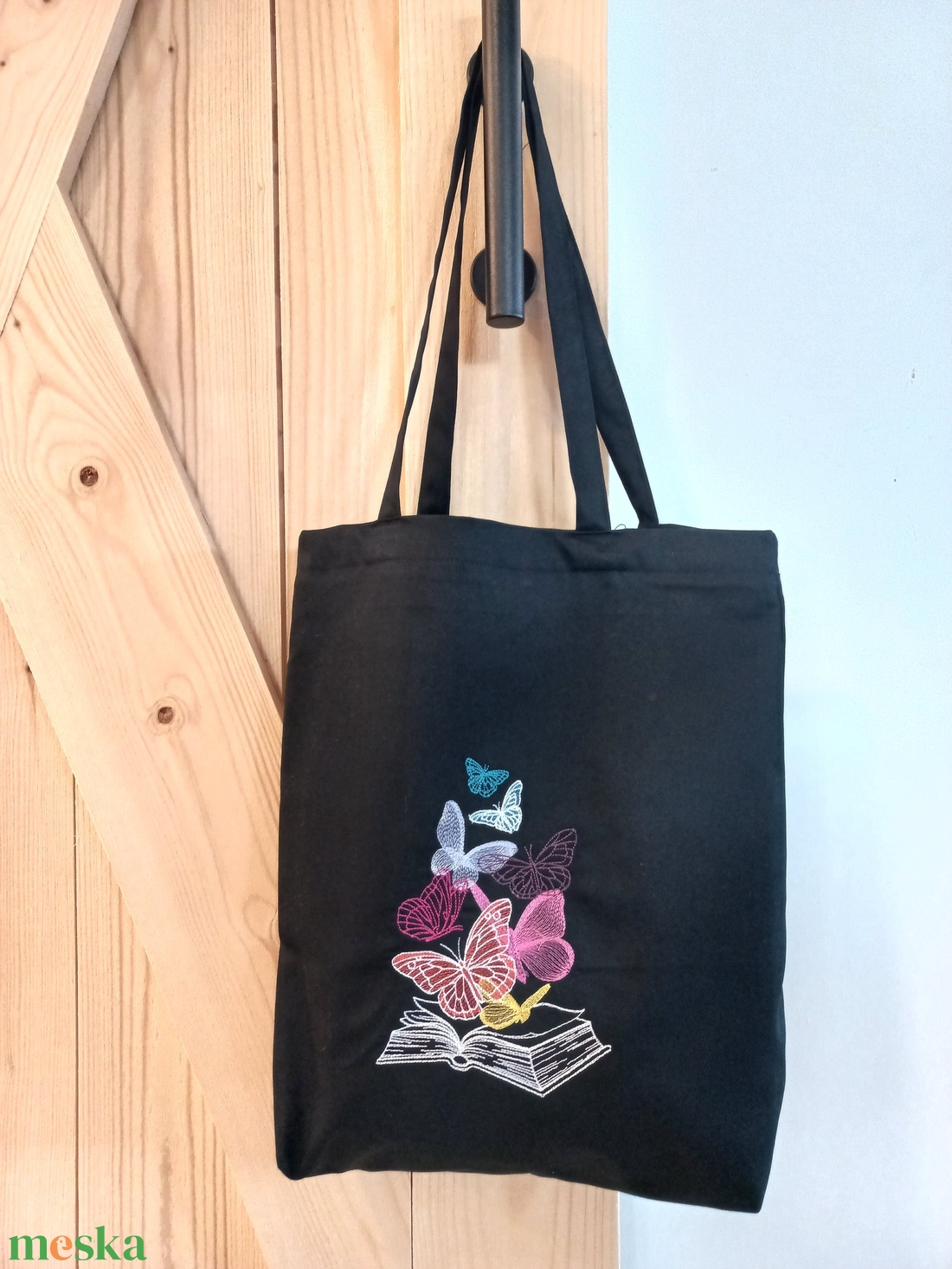 Hímzett vászontáska / pillangós könyvek hímzéssel - táska & tok - bevásárlás & shopper táska - shopper, textiltáska, szatyor - Meska.hu Hímzett vászontáska / pillangós könyvek hímzéssel - táska & tok - bevásárlás & shopper táska - shopper, textiltáska, szatyor - Meska.hu