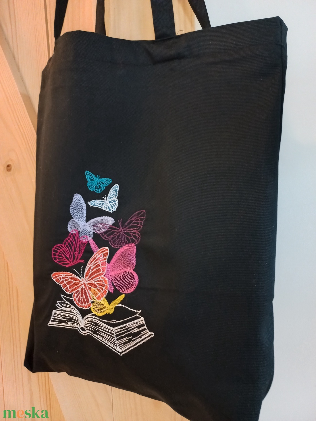Hímzett vászontáska / pillangós könyvek hímzéssel - táska & tok - bevásárlás & shopper táska - shopper, textiltáska, szatyor - Meska.hu Hímzett vászontáska / pillangós könyvek hímzéssel - táska & tok - bevásárlás & shopper táska - shopper, textiltáska, szatyor - Meska.hu