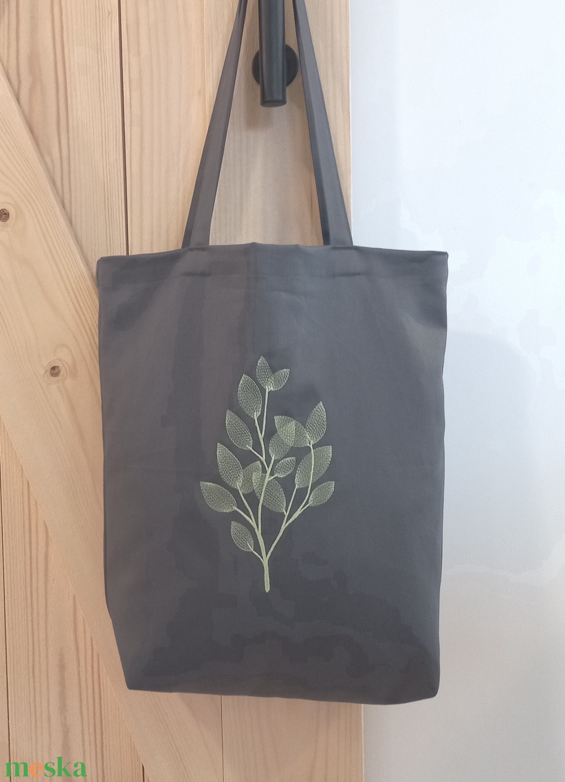 Szürke hímzett vászontáska / zöld, lila leveles - táska & tok - bevásárlás & shopper táska - kenyeres zsák - Meska.hu