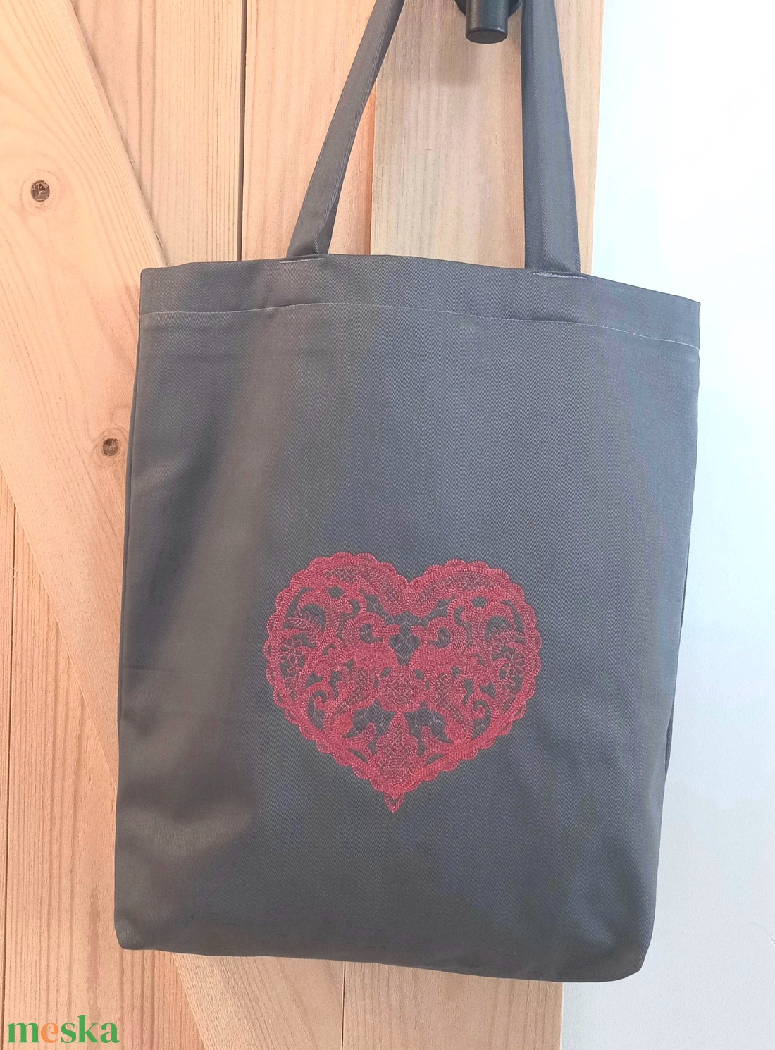 Szürke hímzett vászontáska / csipkés szív hímzéssel - táska & tok - bevásárlás & shopper táska - shopper, textiltáska, szatyor - Meska.hu Szürke hímzett vászontáska / csipkés szív hímzéssel - táska & tok - bevásárlás & shopper táska - shopper, textiltáska, szatyor - Meska.hu